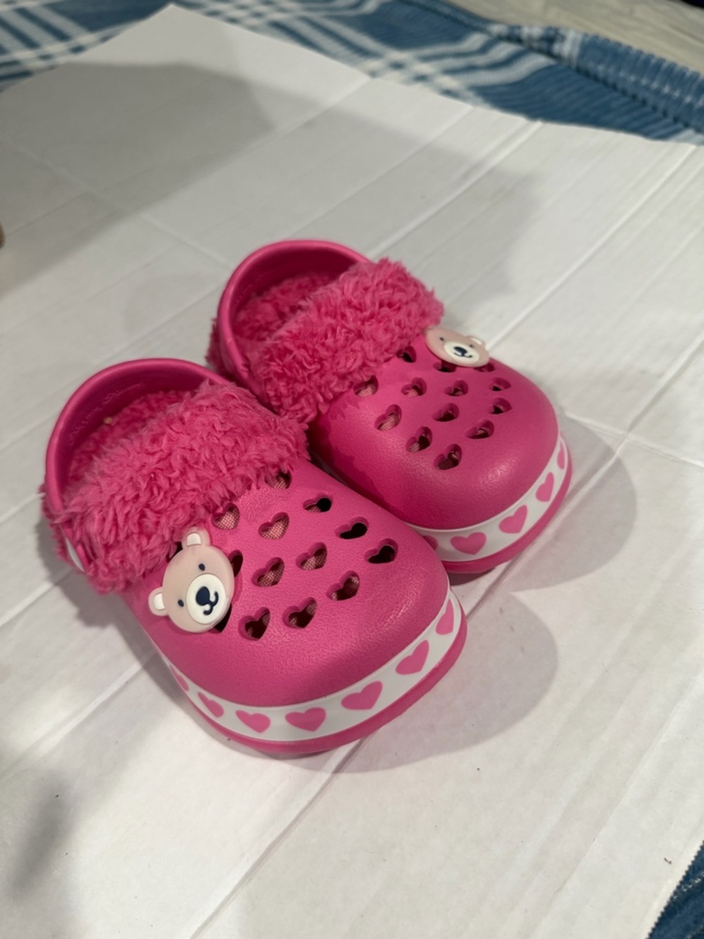 Kids Pink Heart Slip-On Clogs with Fuzzy Lining - Picture 2 of 6